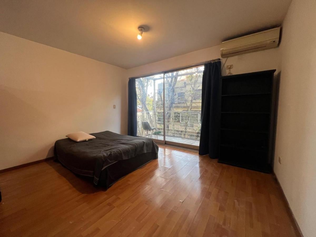 Monoambiente con blacón al frente, semiamueblado