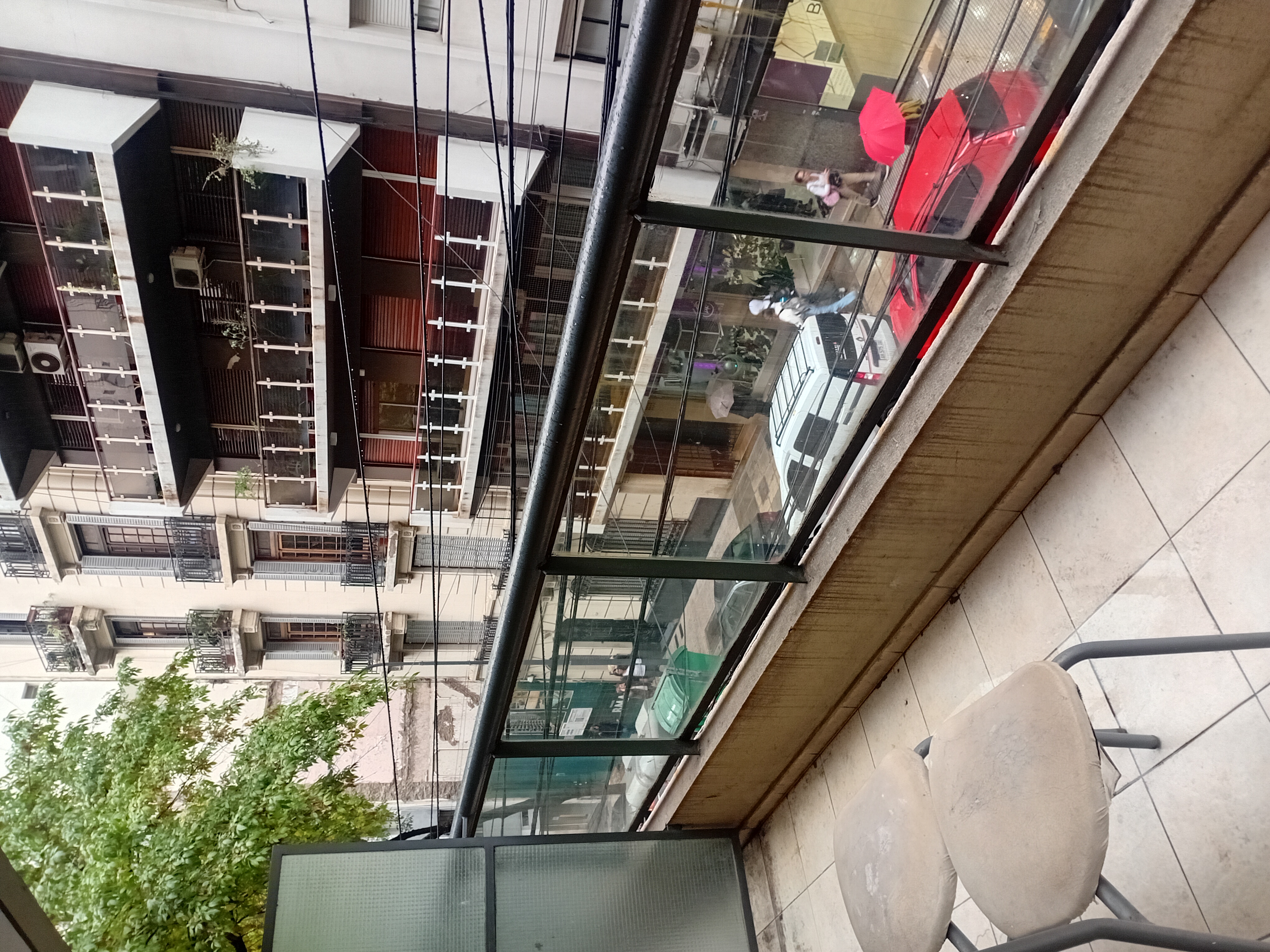 Monoambiente al frente con balcón. 