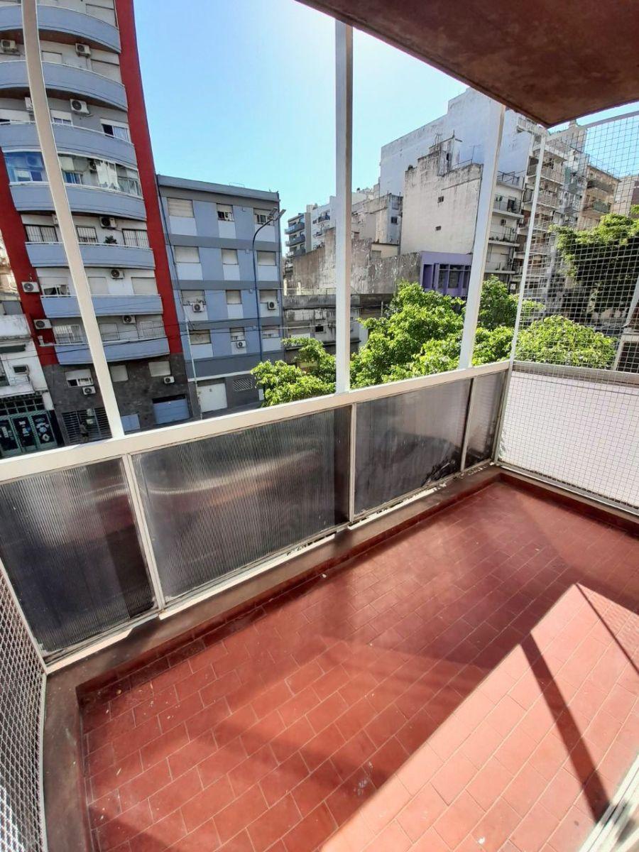 Alquiler imperdible 2 ambientes con balcón y gran luminosidad. av san pedrito 376 2°piso