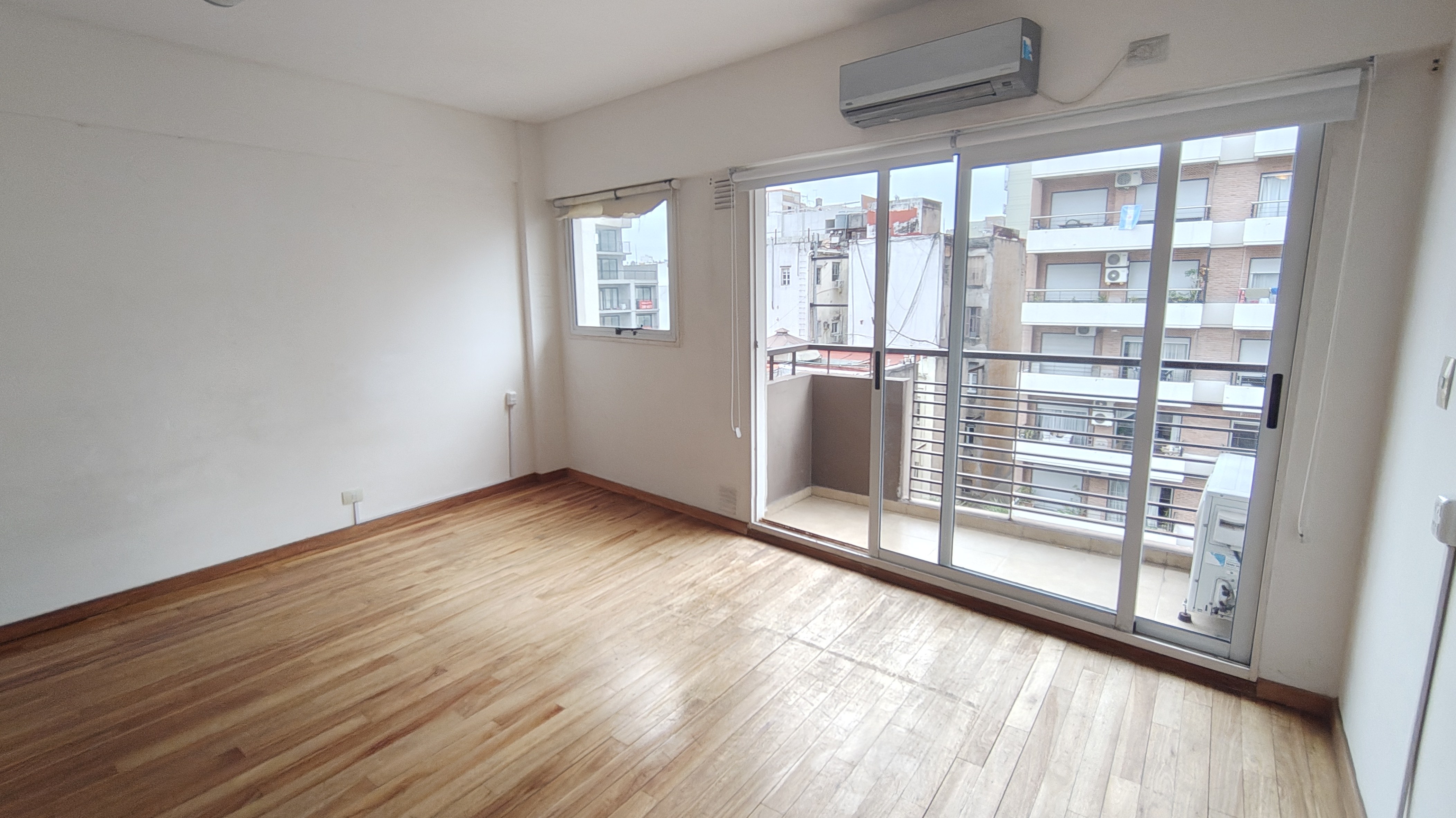 Monoambiente al contrafrente con balcon en al