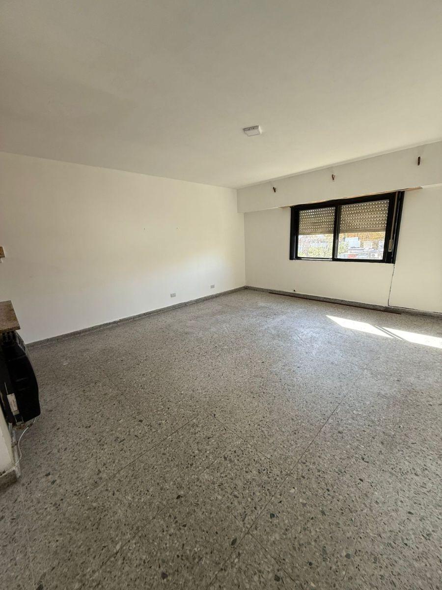 Departamento de piso completo con patio en piñeyro