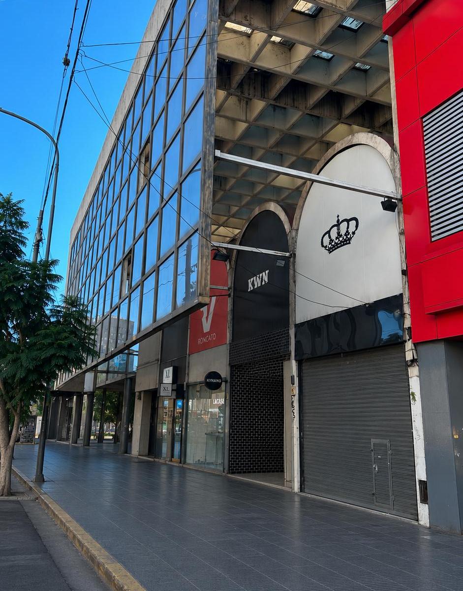 Local de 200 m² cubiertos sobre av cabildo y la pampa en alquiler.