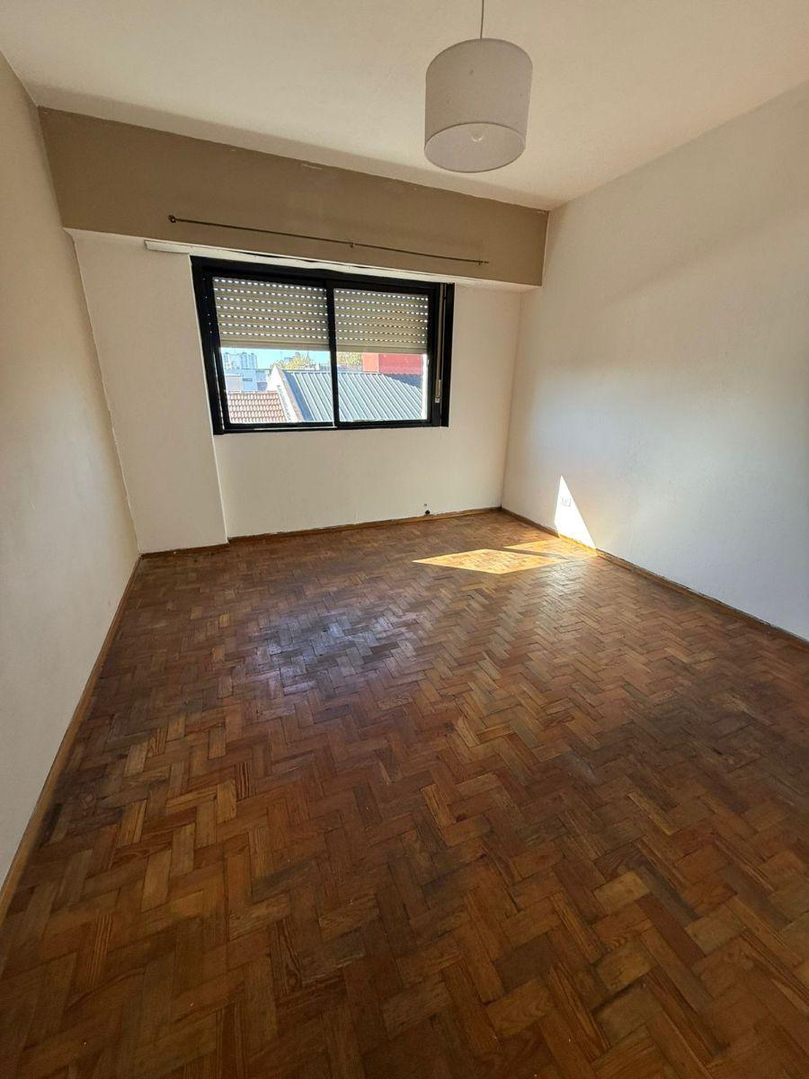 Departamento de piso completo sin expensas y con patio en piñeyro