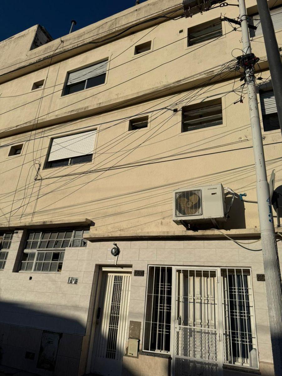 Departamento de dos ambientes en primer piso con bajas expensas