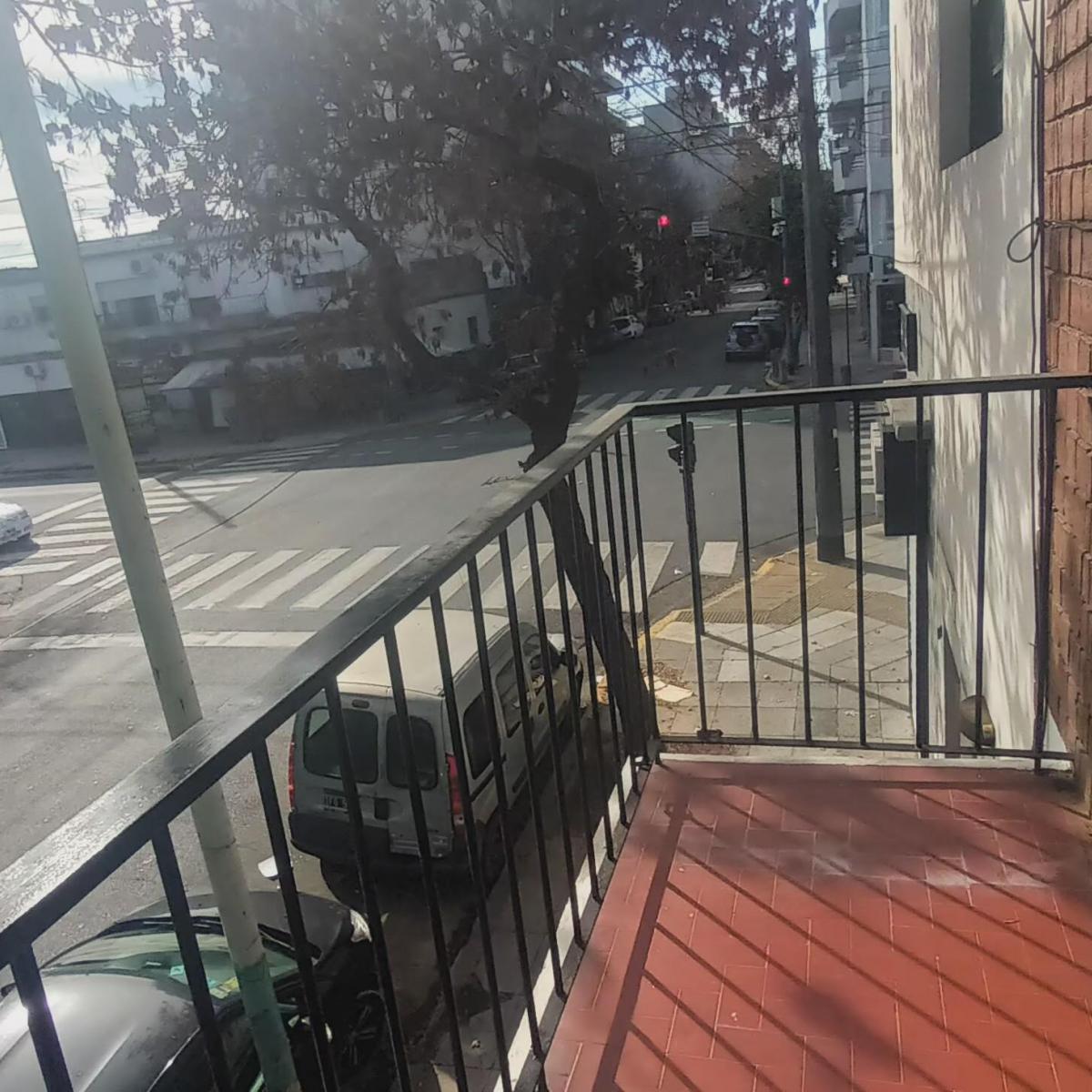 3 ambientes chicos frente con balcon 1° piso x escalera