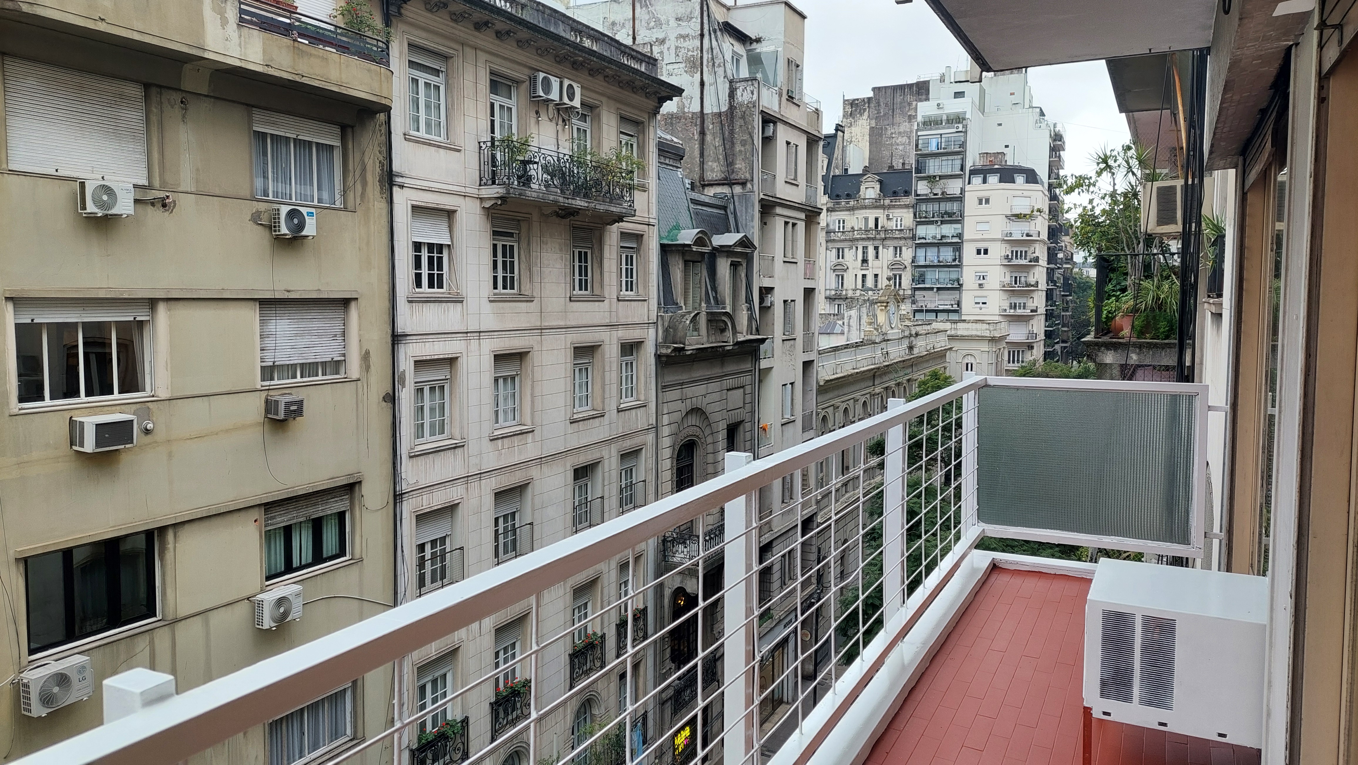 Dos ambientes al frente con balcón
