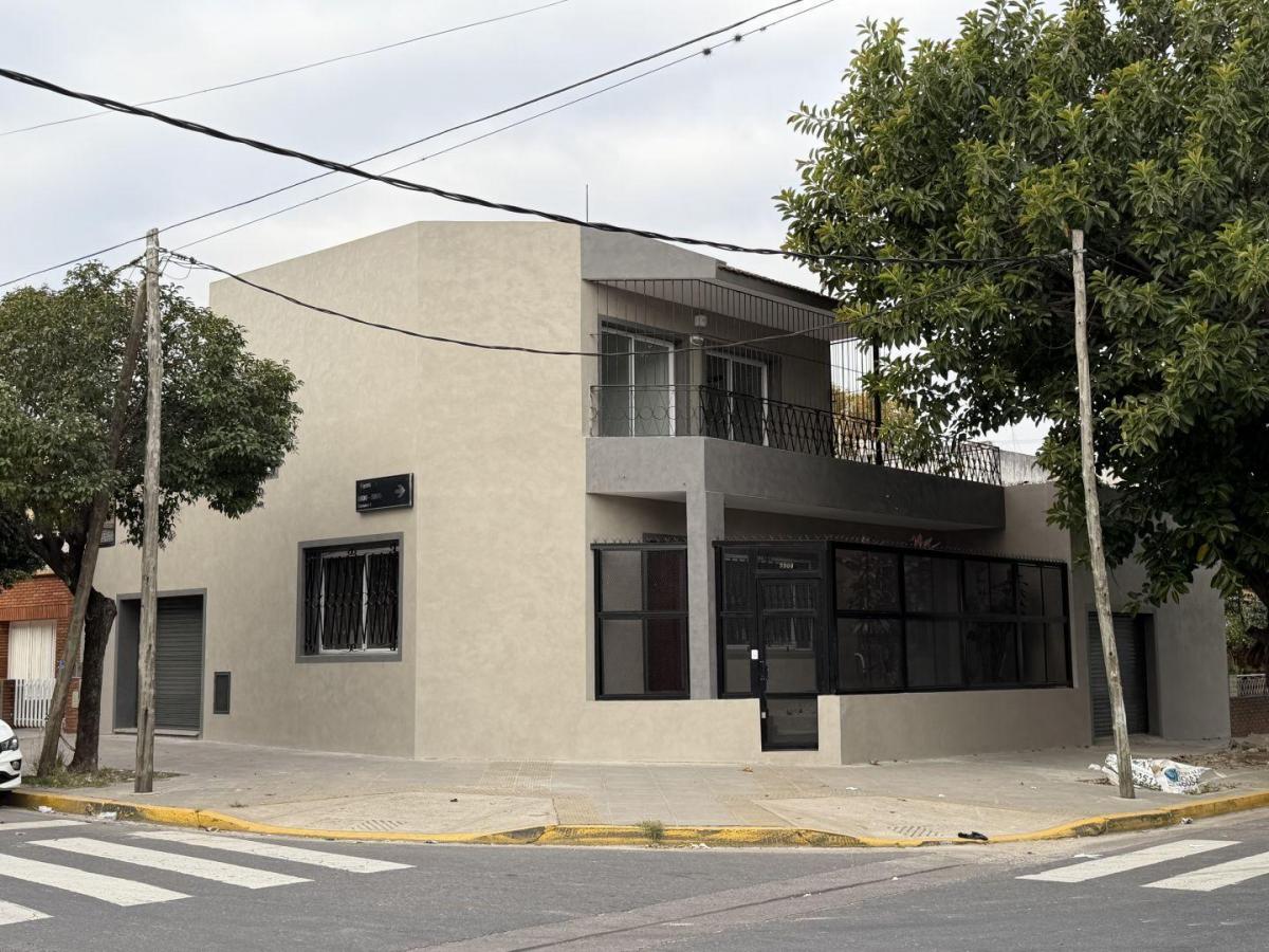 Casa en alquiler 4 ambientes lugano. uso exclusivo comercial o profesional.