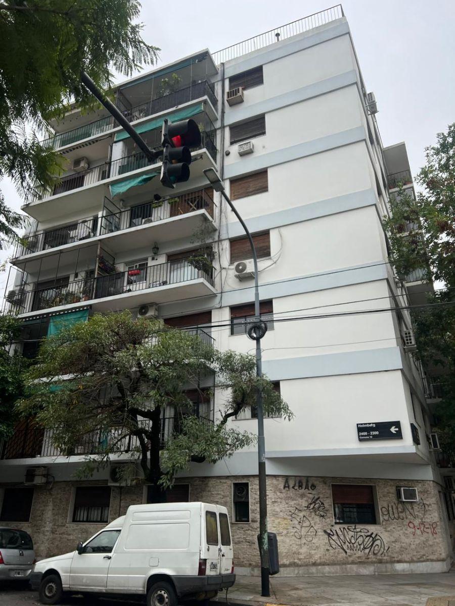 2 ambientes al frente con balcón