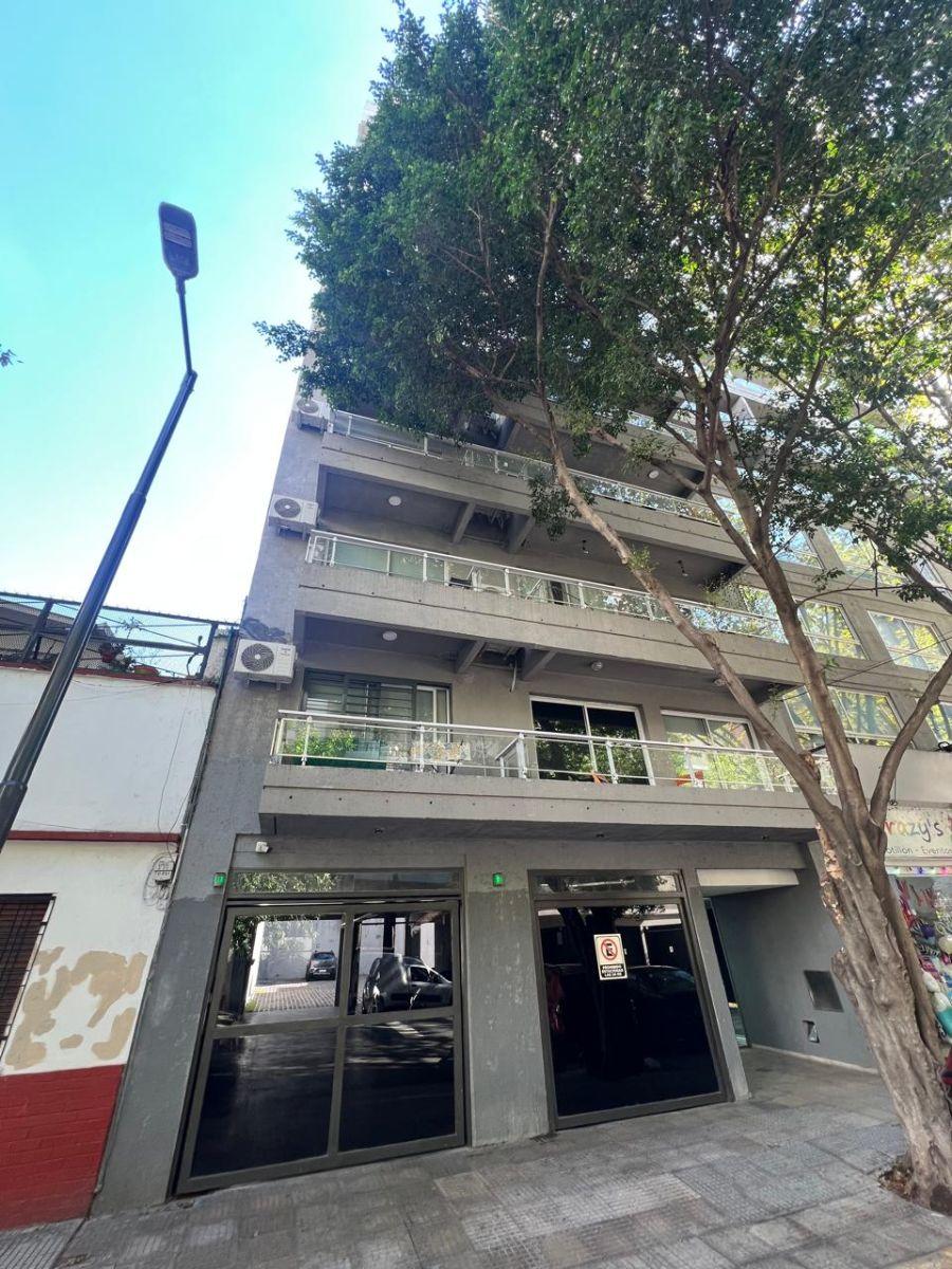 Departamento al frente c/balcón
