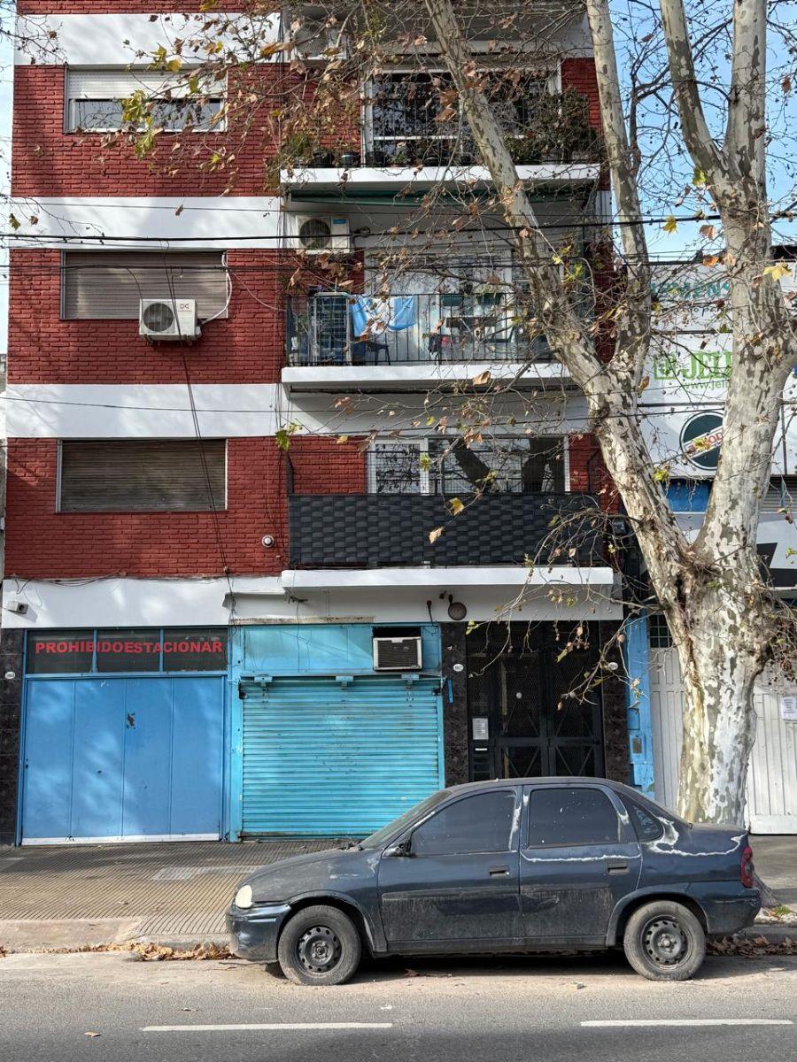 Tres ambientes al frente con balcón muy luminoso