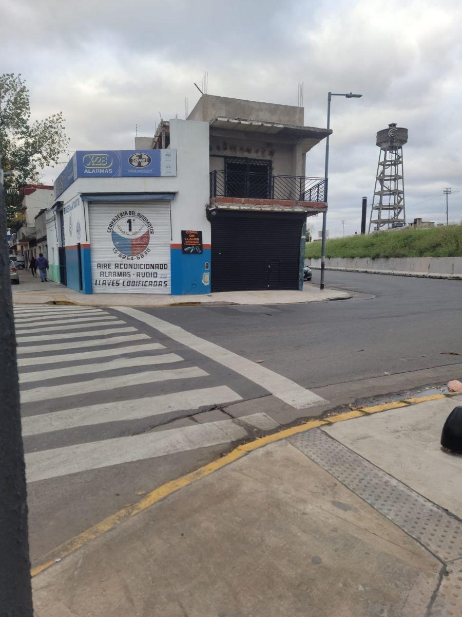 Galpón en esquina estratégica
