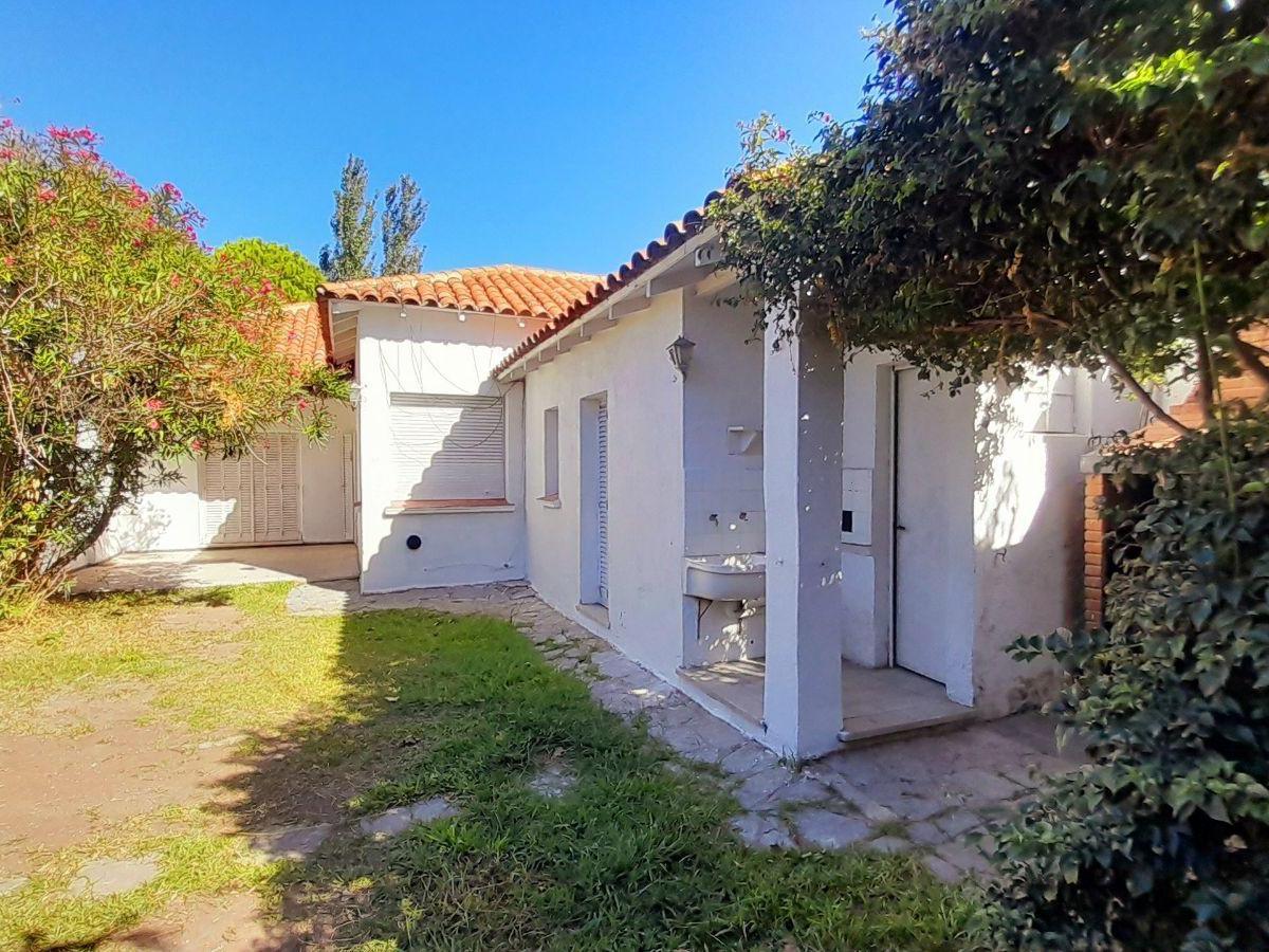 Chalet 4 amb desarrollado en planta baja con amplio jardín al frente y al contrafrente!