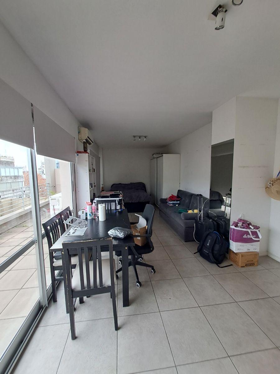 Monoambiente divisible al frente con balcon terraza