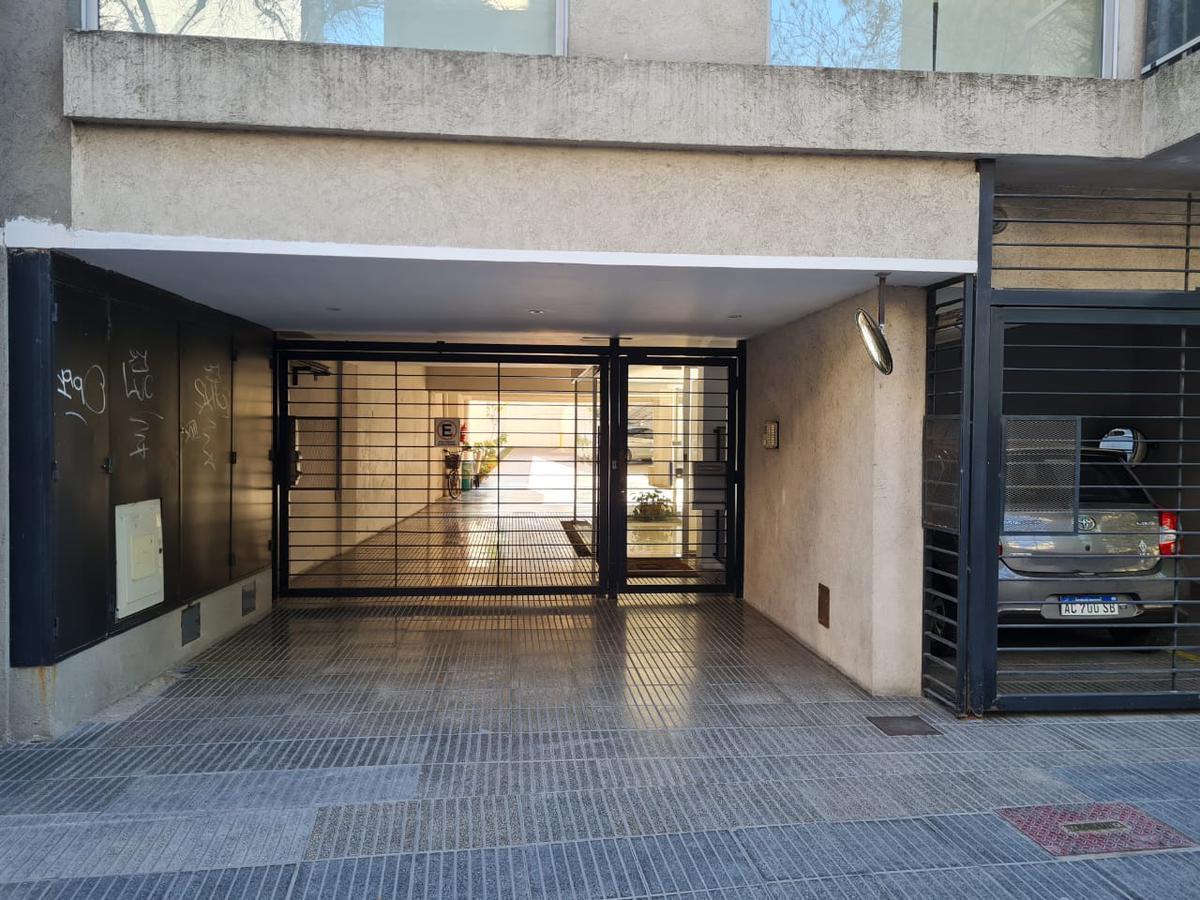 Cochera fija descubierta en edificio con control remoto!