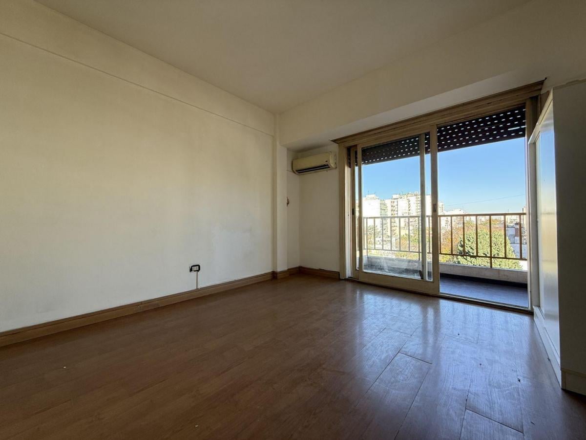 Monoambiente en alquiler con balcón y vista abierta  flores norte