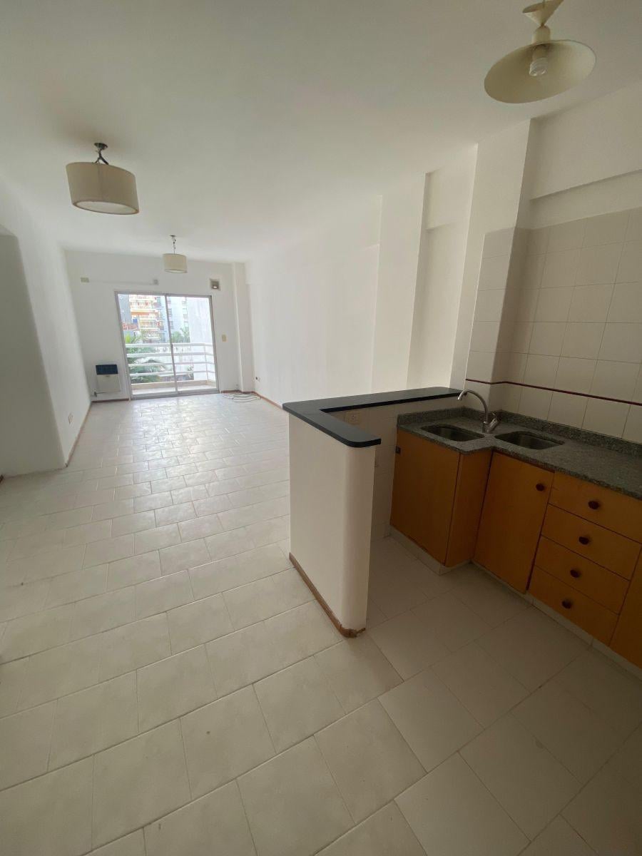 Excelente monoambiente al contrafrente, edificio con pileta y parrilla