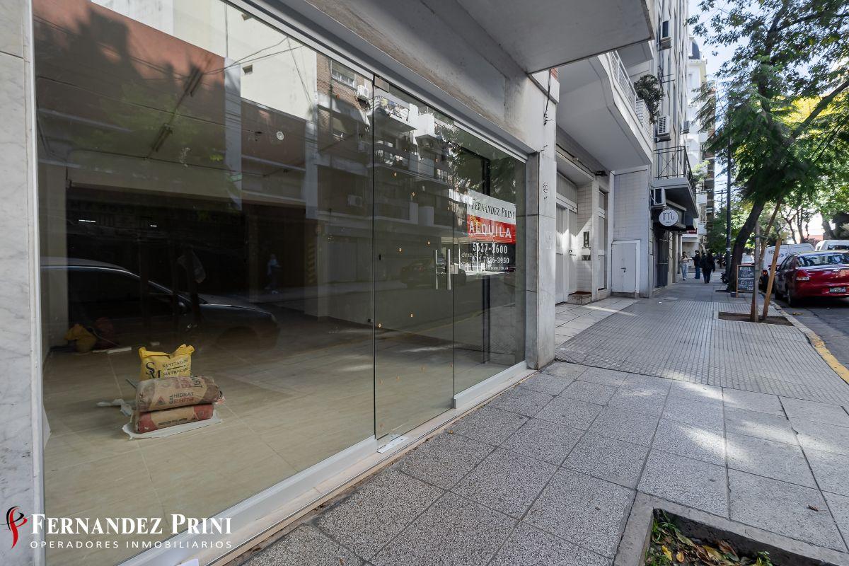 Local a la calle de 64 m² con persiana eléctrica