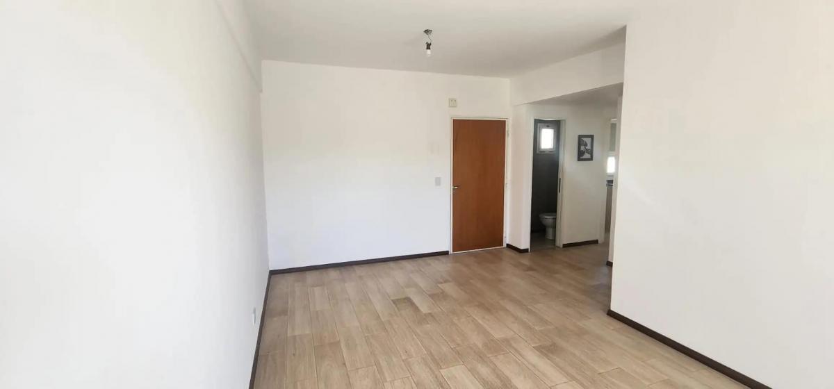 Semipiso 3 ambientes al contrafrente con balcón y cochera fija descubierta