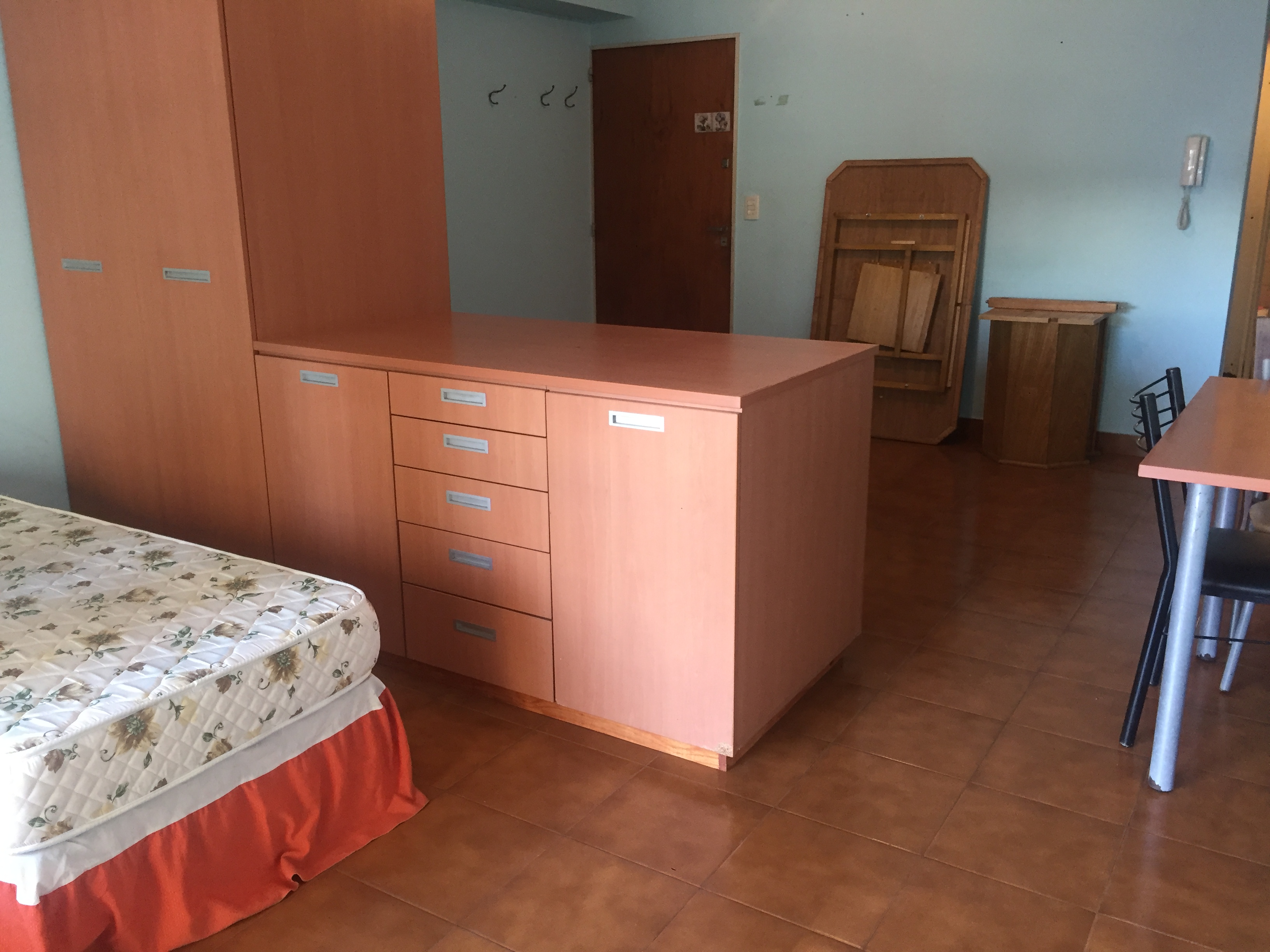 Alquiler 1 ambiente con balcon y mueble divis