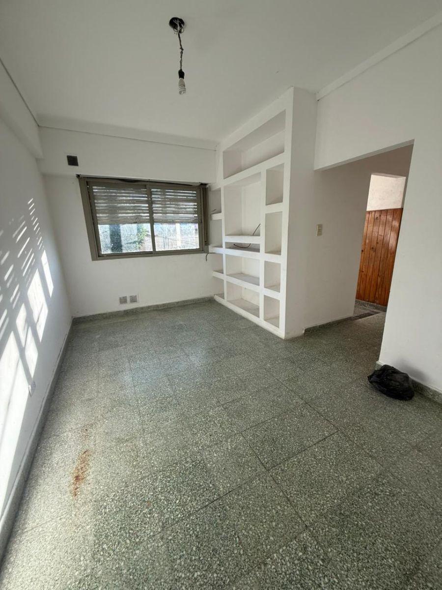 Departamento de dos ambientes en primer piso con bajas expensas