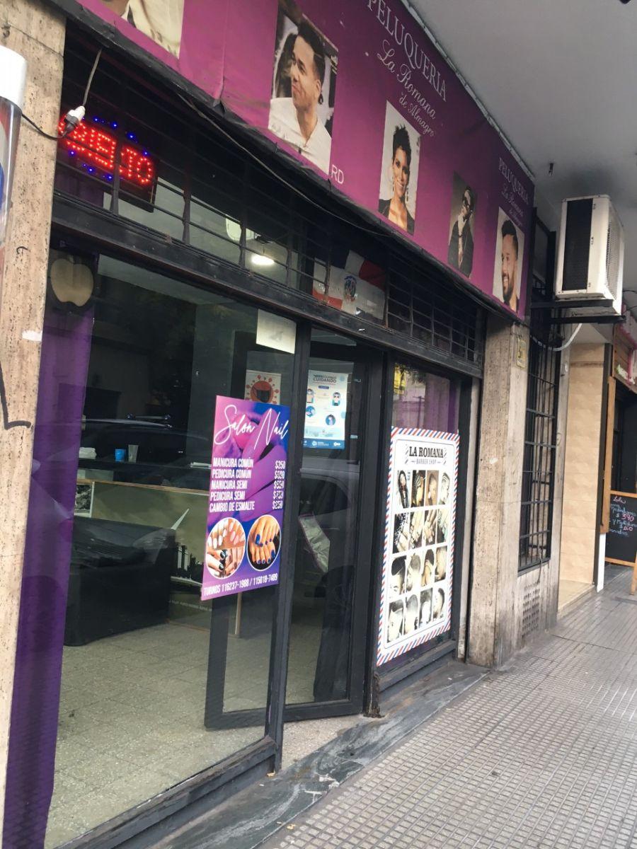 Excelente local. amplio frente 2 vidrieras sobre salguero y b. mitre a m de rivadavia. oportun