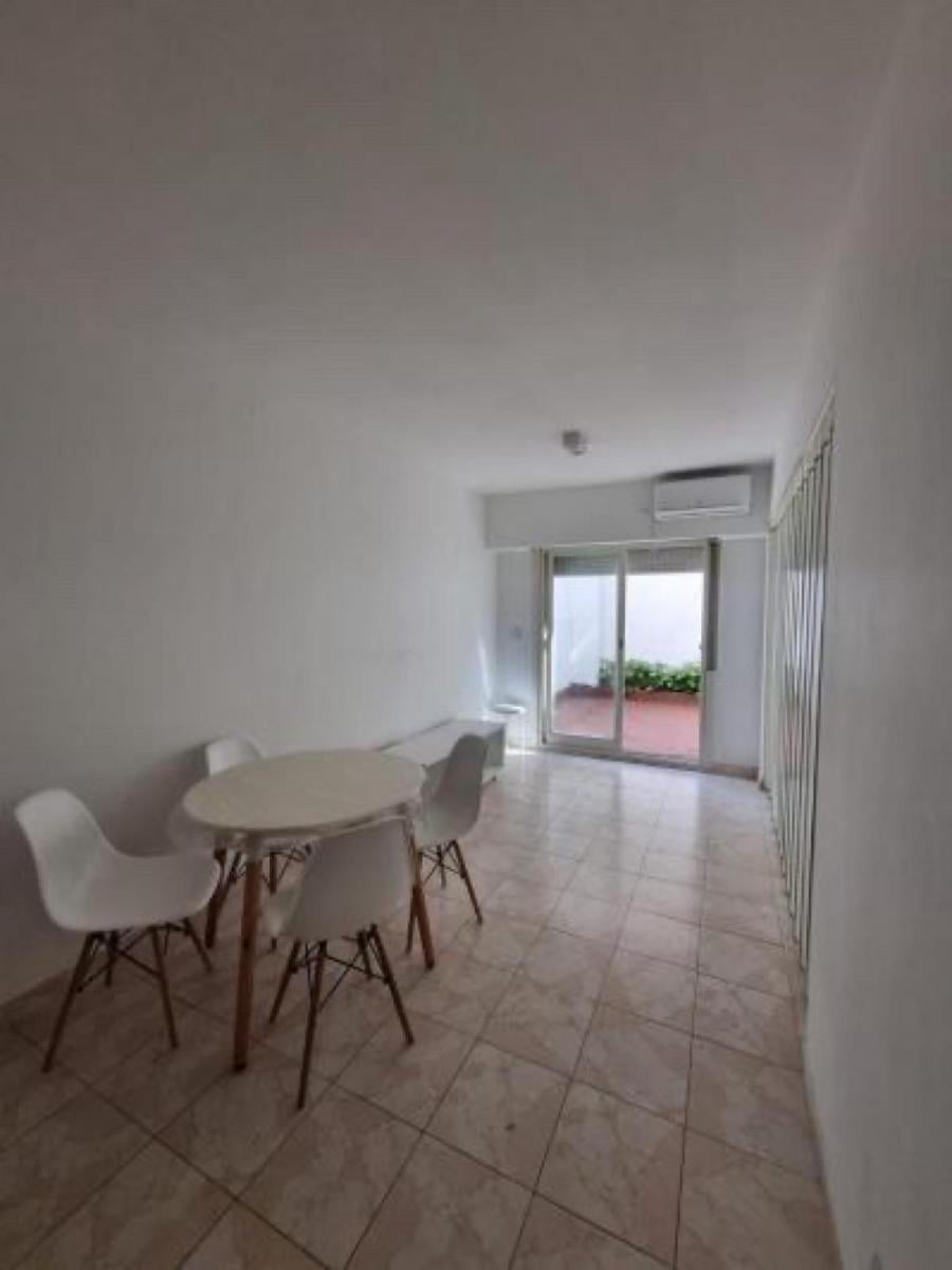 Departamento con patio en recoleta