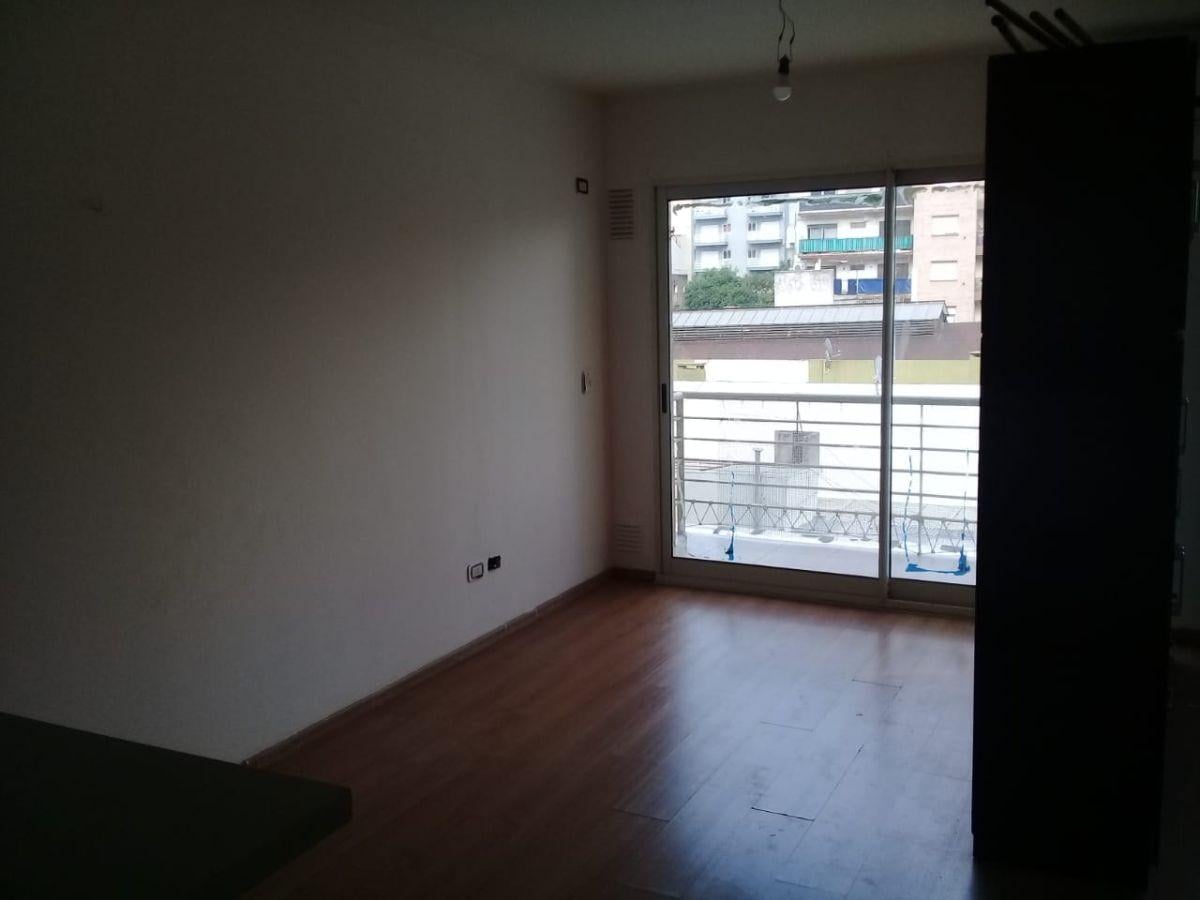 1 1/2 ambientes con balcón y amenities excelente estado flores