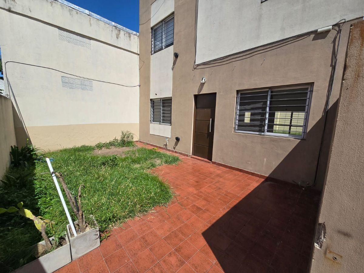 Ph de 75 m², 3 ambientes c/patio y jardin en alquiler en morón centro