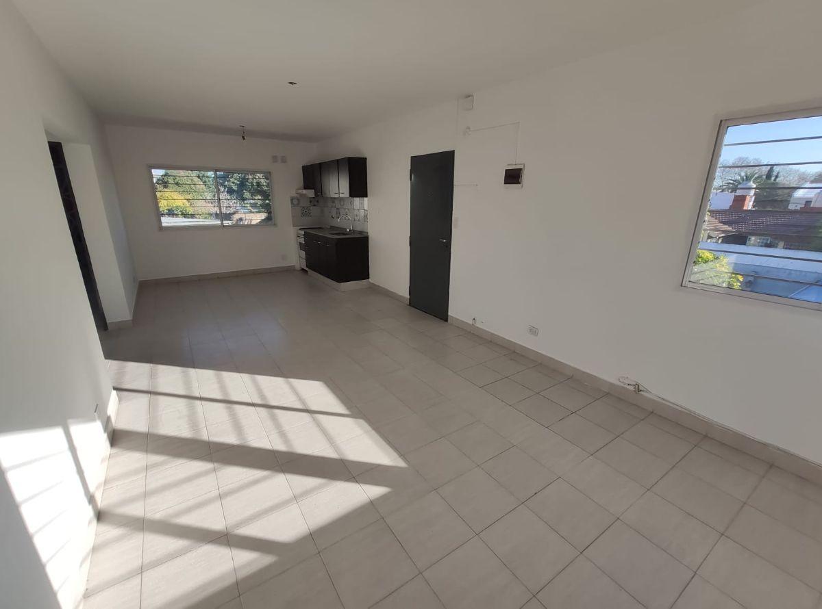 Ph de 85 m², 3 ambientes con patio en alquiler en morón centro