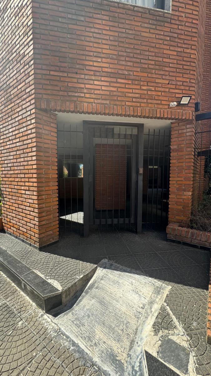 Excelente piso en torre//sobre libertador con 2 cocheras//dependencia servicio