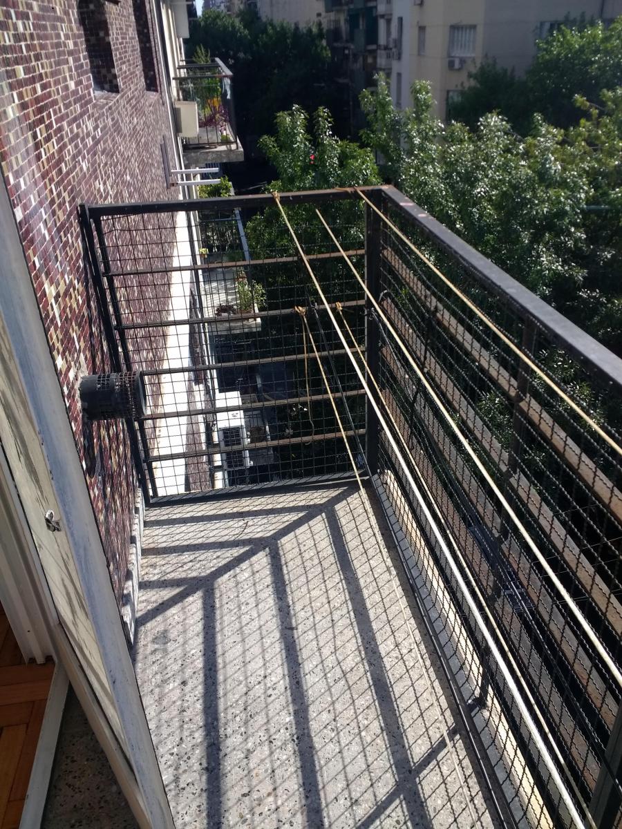 Almagro 3 ambientes al frente balcon pintado impec/ pisos plastificados
