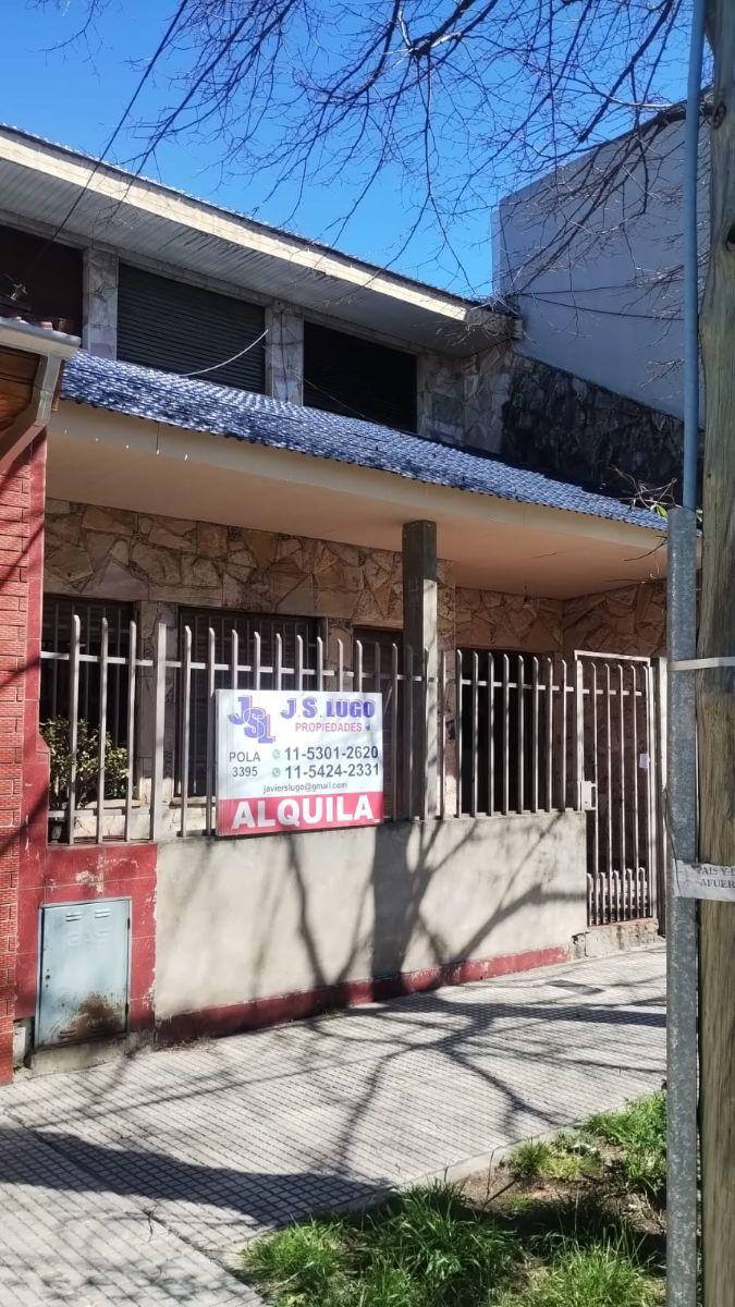 Casa con galpón idal 2 flias en alquiler en villa lugano