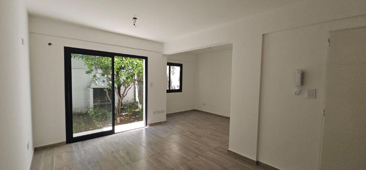 Monoambiente con patio y cochera - apto profesional